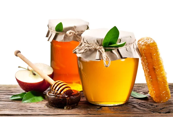Scatole di vetro piene di miele, mele. favi d'ape. Percorsi di ritaglio . — Foto Stock