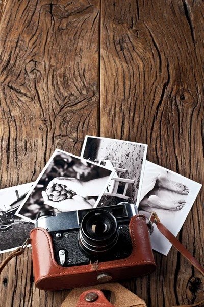 Câmera de telêmetro antigo e fotos em preto e branco . — Fotografia de Stock