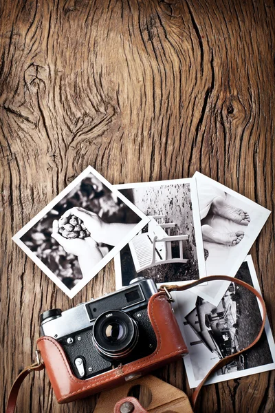 Old rangefinder camera and black-and-white photos. — Stock Photo, Image