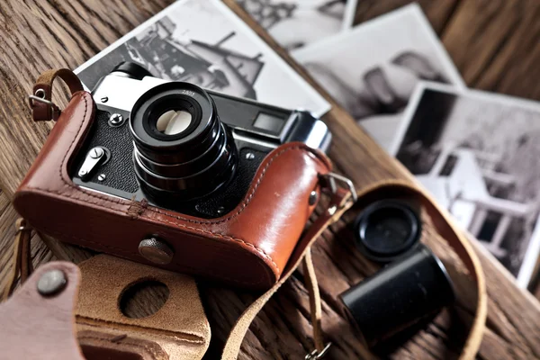 Παλιά αποστασιομέτρου φωτογραφική μηχανή και ασπρόμαυρες φωτογραφίες. — Φωτογραφία Αρχείου