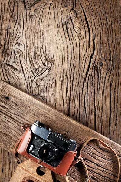 Old rangefinder camera on the old wooden table. — Stock Photo, Image