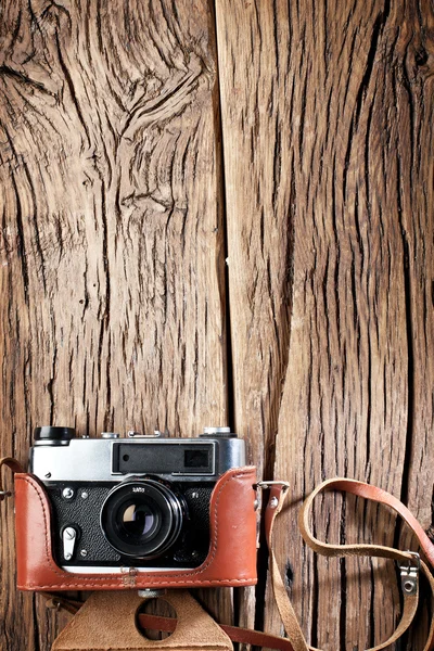Régi távolságmérő kamera a régi fából készült asztal. — Stock Fotó