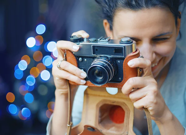 Lächelnde Frau fotografierte Retro-Kamera. — Stockfoto