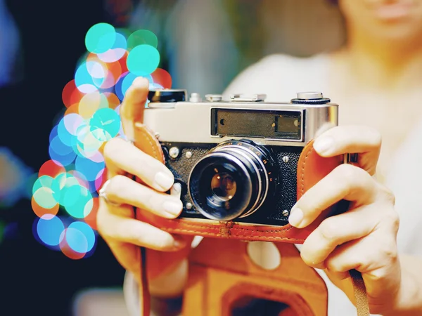 Leende kvinna fotograferade retro kamera. — Stockfoto