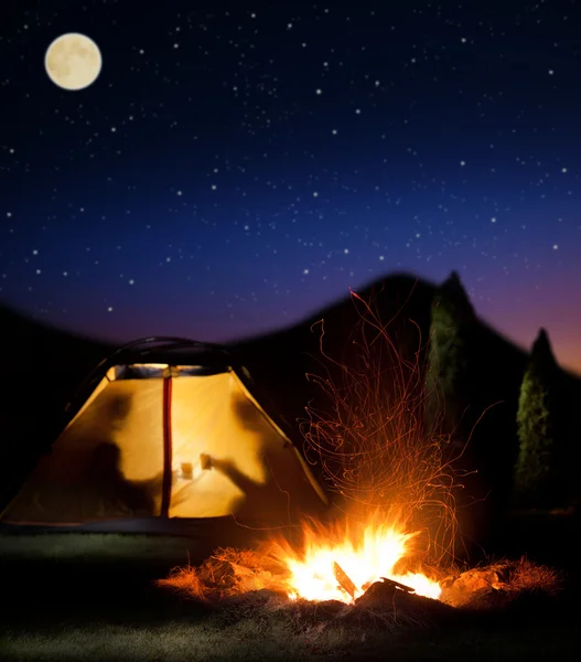 Campamento nocturno en las montañas . —  Fotos de Stock