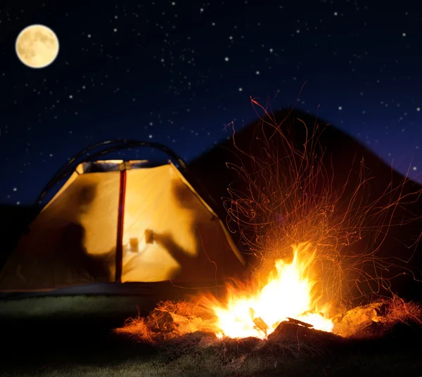 Natten camping i bergen. — Stockfoto