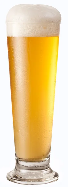 Vaso de cerveza aislado sobre fondo blanco. — Foto de Stock