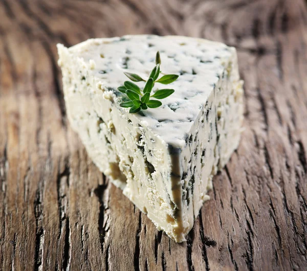 Scheiben dänischer Blauschimmelkäse. — Stockfoto