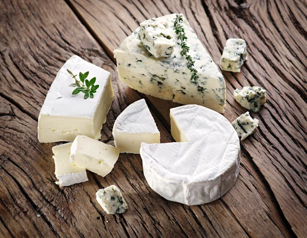 Danimarka mavi peynir dilimleri. — Stok fotoğraf