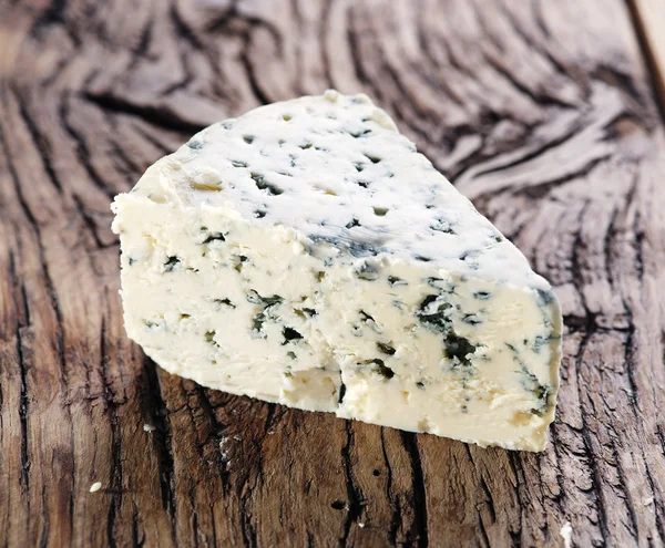 Slices of Danish Blue cheese. — Stock Photo, Image