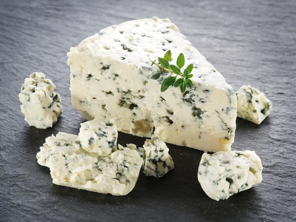 Danimarka mavi peynir dilimleri. — Stok fotoğraf
