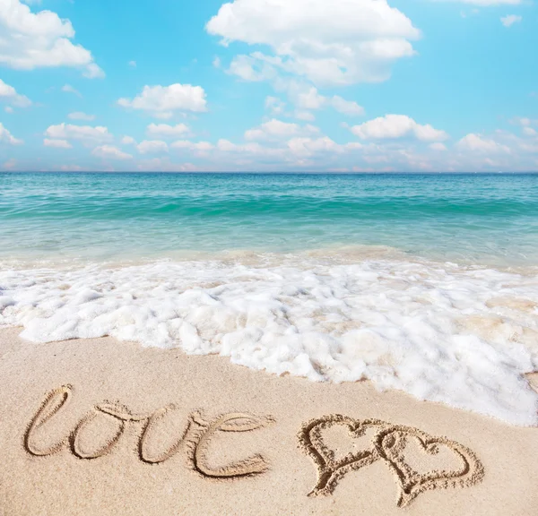 Corazones dibujados en la arena de playa . —  Fotos de Stock