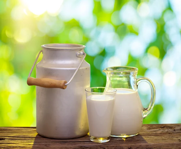 Frische Bio-Milch. Hintergrund Natur. — Stockfoto