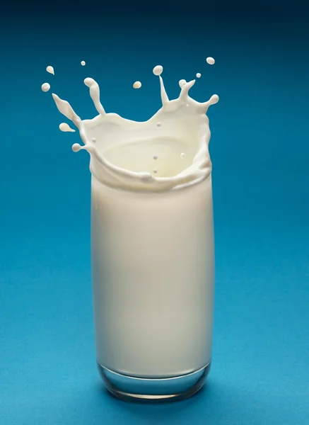 Salpicadura de leche en forma de corazón. Primer plano. . — Foto de Stock