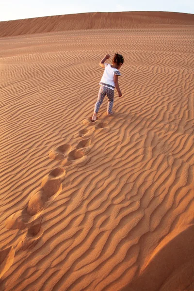 Baby - girl running in the desert. — Stock Photo, Image