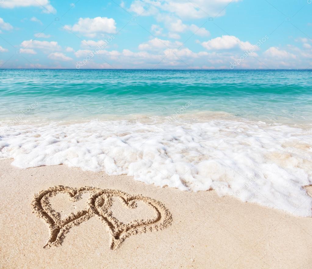 Hearts drawn on the beach sand. — Stock Photo © Valentyn_Volkov 63577141