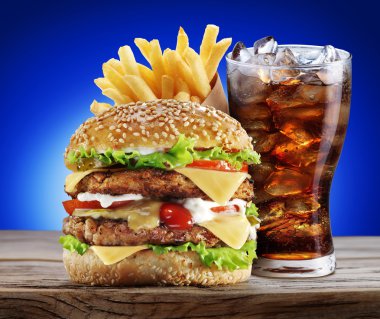 Hamburger, patates kızartması, cola içecek. Paket servisi olan restoran gıda.