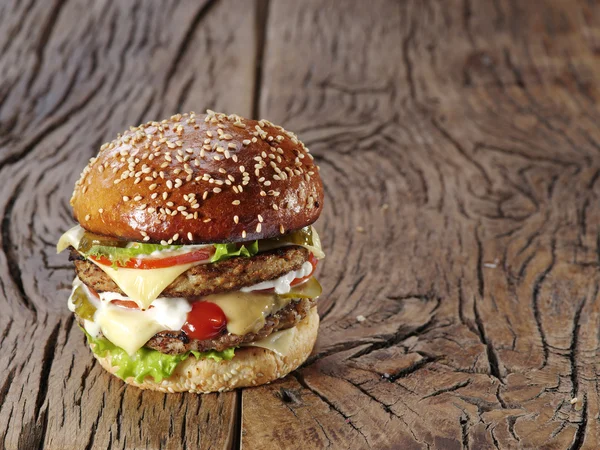 Hamburger auf altem Holztisch. — Stockfoto