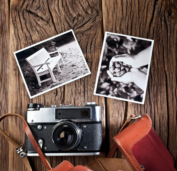 Старая камера дальномер и черно-белые фотографии . — стоковое фото