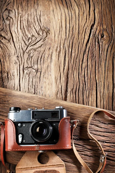 Old rangefinder camera on the old wooden table. — Stock Photo, Image