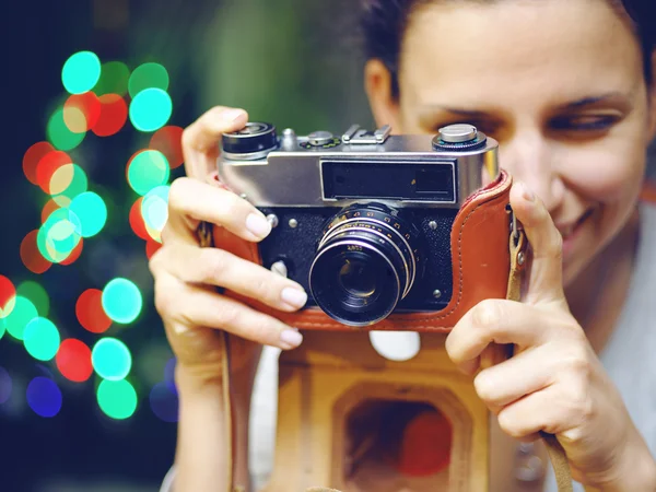 Lächelnde Frau fotografierte Retro-Kamera. — Stockfoto