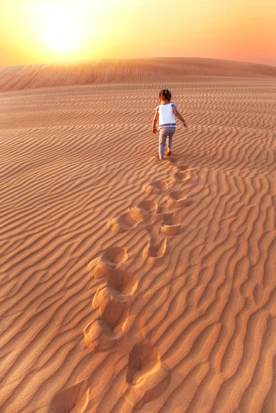 Baby - girl running in the desert. — Stock Photo, Image