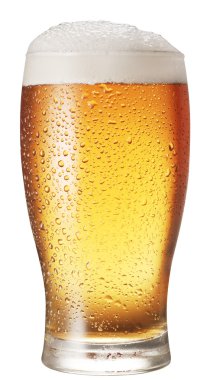 Beyaz arka planda izole edilmiş bir bardak bira..