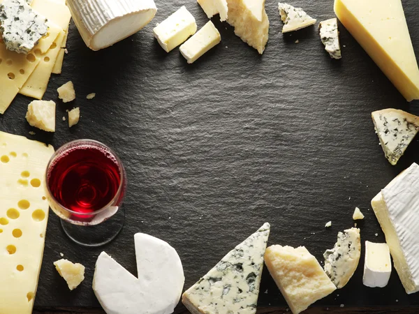 Различные виды сыров с бокалом вина . — стоковое фото