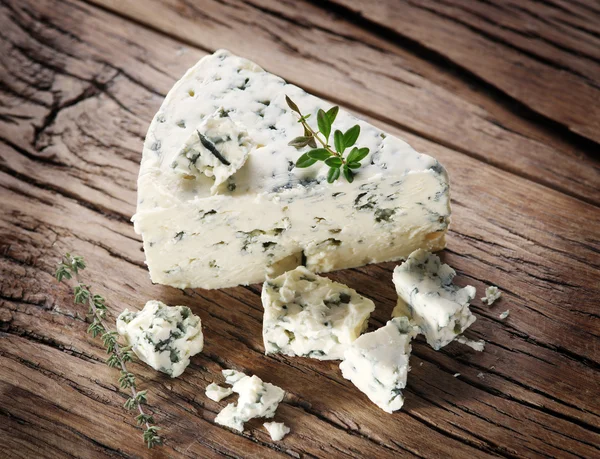 Plátky sýru dánský modrý. — Stock fotografie