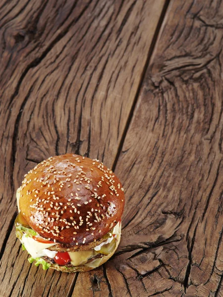 Hamburgare på gamla träbord. — Stockfoto