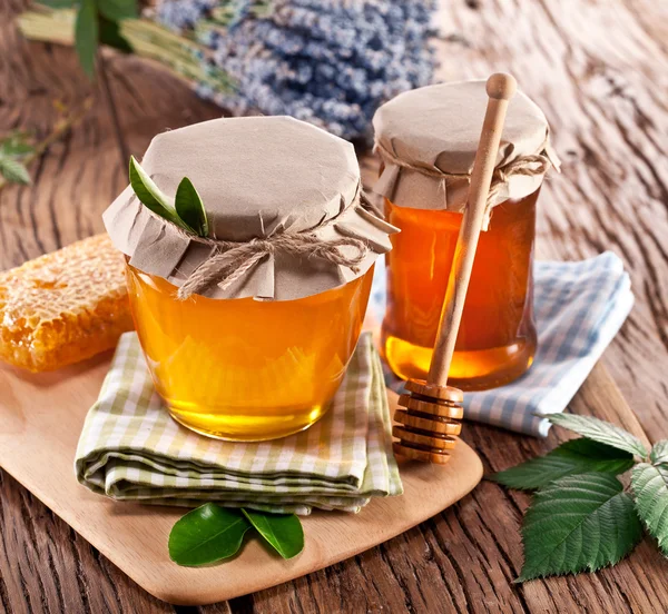 Glass cans full of honey. — Stock Photo, Image