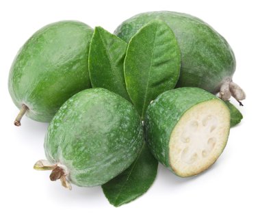 Feijoa beyaz zemin üzerine.