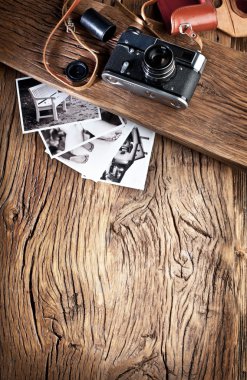 Eski telemetre kameralı ve siyah-beyaz fotoğraflar.