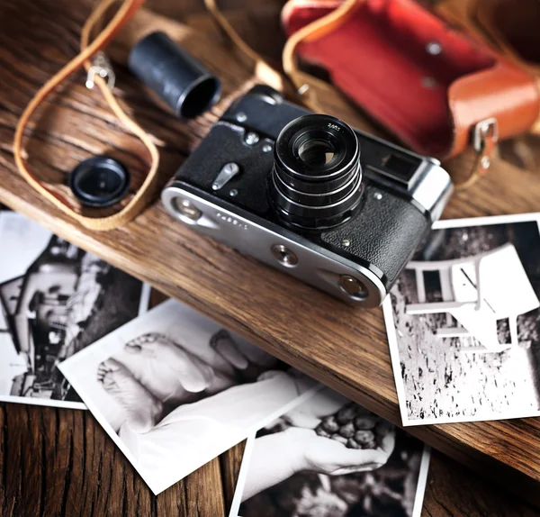 Old rangefinder camera and black-and-white photos. — Stock Photo, Image