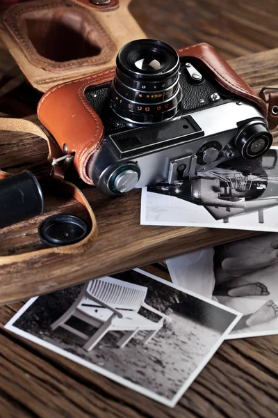 Old rangefinder camera and black-and-white photos. — Stock Photo, Image