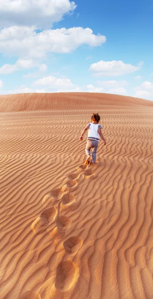 Baby - girl v poušti. — Stock fotografie