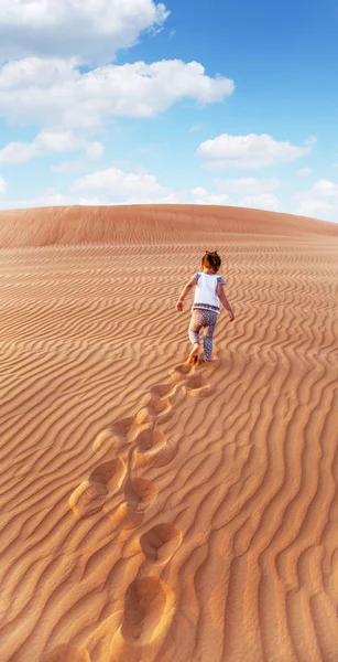 Baby - girl running in the desert. — Stock Photo, Image