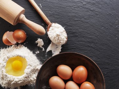 Hamur hazırlık. Malzemeler pişirme: yumurta ve un. 