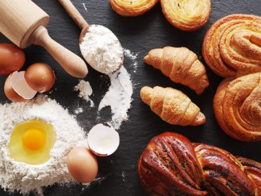 Hamur hazırlık. Malzemeler pişirme: yumurta ve un. 