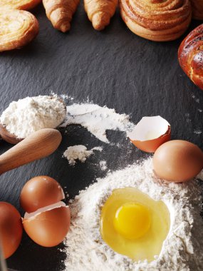 Hamur hazırlık. Malzemeler pişirme: yumurta ve un. 