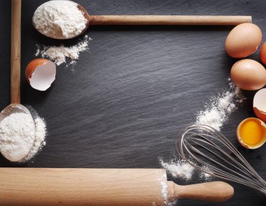 Hamur hazırlık. Malzemeler pişirme: yumurta ve un. 