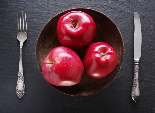 Rote Äpfel und Tischeinstellungen auf grauem Hintergrund. — Stockfoto