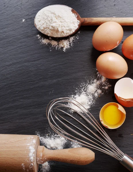 Degen beredning. Bakning ingredienser: ägg och mjöl. — Stockfoto