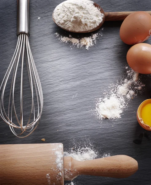 Degen beredning. Bakning ingredienser: ägg och mjöl. — Stockfoto