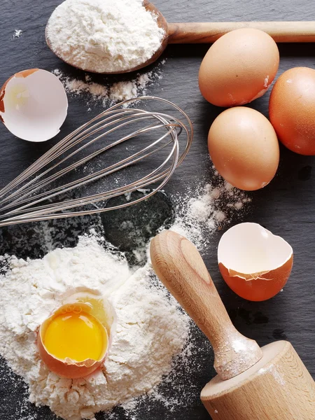 Deeg voorbereiding. Bakken ingrediënten: ei en meel. — Stockfoto