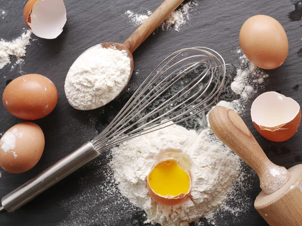 Degen beredning. Bakning ingredienser: ägg och mjöl. — Stockfoto
