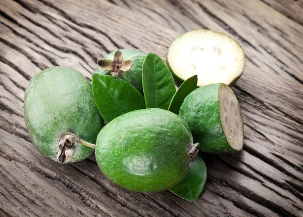 A régi fából készült asztal Feijoa gyümölcsök. — Stock Fotó