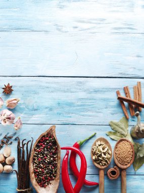 Eski ahşap masa üzerinde farklı baharatlar.