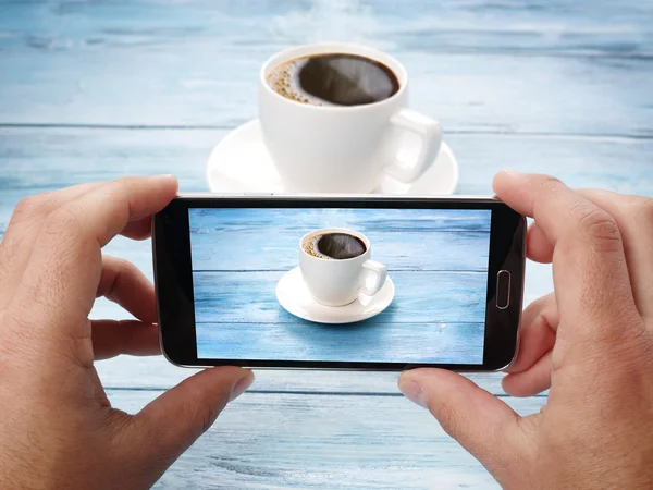 Ta bilder med mobiltelefon. — Stockfoto