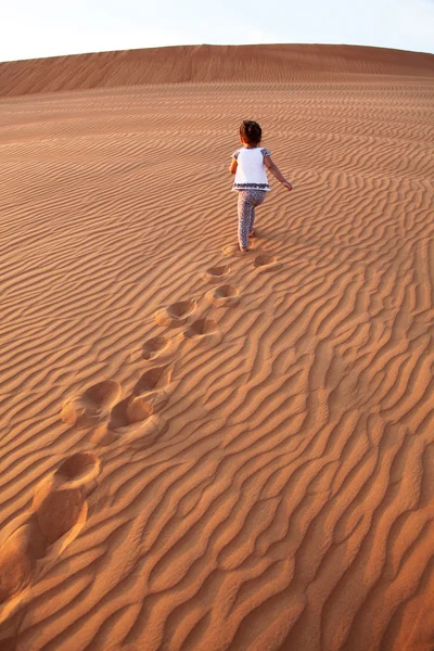 Baby - girl running in the desert. — Stock Photo, Image